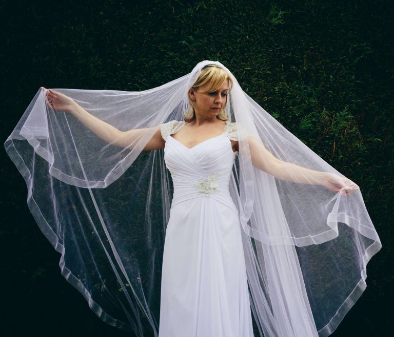 A firm silk organza ribbon cascade veil.