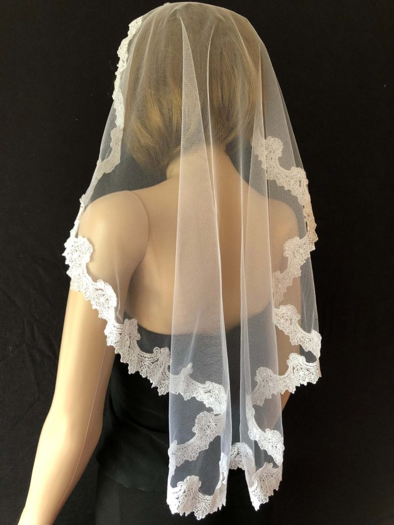 A short lace mantilla veil